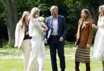 Den Haag 7 juni 2024
Fotouurte met de koninklijke familie op Huis ten Bosch .
Aanwezig Koning Willem Alexander Koningin Maxima Prinses Amalia Prinses Alexia Prinses Ariane en hun hondje Rambo.