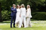 Den Haag 7 juni 2024
Fotouurte met de koninklijke familie op Huis ten Bosch .
Aanwezig Koning Willem Alexander Koningin Maxima Prinses Amalia Prinses Alexia Prinses Ariane en hun hondje Rambo.