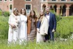 Den Haag 7 juni 2024
Fotouurte met de koninklijke familie op Huis ten Bosch .
Aanwezig Koning Willem Alexander Koningin Maxima Prinses Amalia Prinses Alexia Prinses Ariane en hun hondje Rambo.