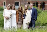 Den Haag 7 juni 2024
Fotouurte met de koninklijke familie op Huis ten Bosch .
Aanwezig Koning Willem Alexander Koningin Maxima Prinses Amalia Prinses Alexia Prinses Ariane en hun hondje Rambo.
