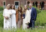 Den Haag 7 juni 2024
Fotouurte met de koninklijke familie op Huis ten Bosch .
Aanwezig Koning Willem Alexander Koningin Maxima Prinses Amalia Prinses Alexia Prinses Ariane en hun hondje Rambo.