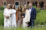 Den Haag 7 juni 2024
Fotouurte met de koninklijke familie op Huis ten Bosch .
Aanwezig Koning Willem Alexander Koningin Maxima Prinses Amalia Prinses Alexia Prinses Ariane en hun hondje Rambo.
