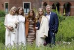 Den Haag 7 juni 2024
Fotouurte met de koninklijke familie op Huis ten Bosch .
Aanwezig Koning Willem Alexander Koningin Maxima Prinses Amalia Prinses Alexia Prinses Ariane en hun hondje Rambo.