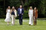Den Haag 7 juni 2024
Fotouurte met de koninklijke familie op Huis ten Bosch .
Aanwezig Koning Willem Alexander Koningin Maxima Prinses Amalia Prinses Alexia Prinses Ariane en hun hondje Rambo.