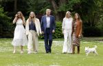 Den Haag 7 juni 2024
Fotouurte met de koninklijke familie op Huis ten Bosch .
Aanwezig Koning Willem Alexander Koningin Maxima Prinses Amalia Prinses Alexia Prinses Ariane en hun hondje Rambo.