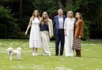 Den Haag 7 juni 2024
Fotouurte met de koninklijke familie op Huis ten Bosch .
Aanwezig Koning Willem Alexander Koningin Maxima Prinses Amalia Prinses Alexia Prinses Ariane en hun hondje Rambo.