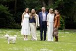 Den Haag 7 juni 2024
Fotouurte met de koninklijke familie op Huis ten Bosch .
Aanwezig Koning Willem Alexander Koningin Maxima Prinses Amalia Prinses Alexia Prinses Ariane en hun hondje Rambo.