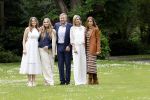 Den Haag 7 juni 2024
Fotouurte met de koninklijke familie op Huis ten Bosch .
Aanwezig Koning Willem Alexander Koningin Maxima Prinses Amalia Prinses Alexia Prinses Ariane en hun hondje Rambo.