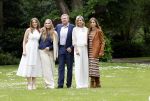 Den Haag 7 juni 2024
Fotouurte met de koninklijke familie op Huis ten Bosch .
Aanwezig Koning Willem Alexander Koningin Maxima Prinses Amalia Prinses Alexia Prinses Ariane en hun hondje Rambo.