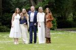 Den Haag 7 juni 2024
Fotouurte met de koninklijke familie op Huis ten Bosch .
Aanwezig Koning Willem Alexander Koningin Maxima Prinses Amalia Prinses Alexia Prinses Ariane en hun hondje Rambo.