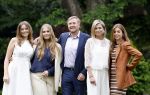 Den Haag 7 juni 2024
Fotouurte met de koninklijke familie op Huis ten Bosch .
Aanwezig Koning Willem Alexander Koningin Maxima Prinses Amalia Prinses Alexia Prinses Ariane en hun hondje Rambo.