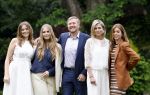 Den Haag 7 juni 2024
Fotouurte met de koninklijke familie op Huis ten Bosch .
Aanwezig Koning Willem Alexander Koningin Maxima Prinses Amalia Prinses Alexia Prinses Ariane en hun hondje Rambo.