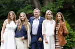 Den Haag 7 juni 2024
Fotouurte met de koninklijke familie op Huis ten Bosch .
Aanwezig Koning Willem Alexander Koningin Maxima Prinses Amalia Prinses Alexia Prinses Ariane en hun hondje Rambo.