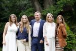 Den Haag 7 juni 2024
Fotouurte met de koninklijke familie op Huis ten Bosch .
Aanwezig Koning Willem Alexander Koningin Maxima Prinses Amalia Prinses Alexia Prinses Ariane en hun hondje Rambo.