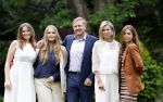 Den Haag 7 juni 2024
Fotouurte met de koninklijke familie op Huis ten Bosch .
Aanwezig Koning Willem Alexander Koningin Maxima Prinses Amalia Prinses Alexia Prinses Ariane en hun hondje Rambo.