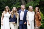 Den Haag 7 juni 2024
Fotouurte met de koninklijke familie op Huis ten Bosch .
Aanwezig Koning Willem Alexander Koningin Maxima Prinses Amalia Prinses Alexia Prinses Ariane en hun hondje Rambo.