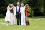 Den Haag 7 juni 2024
Fotouurte met de koninklijke familie op Huis ten Bosch .
Aanwezig Koning Willem Alexander Koningin Maxima Prinses Amalia Prinses Alexia Prinses Ariane en hun hondje Rambo.