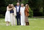 Den Haag 7 juni 2024
Fotouurte met de koninklijke familie op Huis ten Bosch .
Aanwezig Koning Willem Alexander Koningin Maxima Prinses Amalia Prinses Alexia Prinses Ariane en hun hondje Rambo.