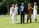 Den Haag 7 juni 2024
Fotouurte met de koninklijke familie op Huis ten Bosch .
Aanwezig Koning Willem Alexander Koningin Maxima Prinses Amalia Prinses Alexia Prinses Ariane en hun hondje Rambo.
