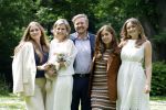 Den Haag 7 juni 2024
Fotouurte met de koninklijke familie op Huis ten Bosch .
Aanwezig Koning Willem Alexander Koningin Maxima Prinses Amalia Prinses Alexia Prinses Ariane en hun hondje Rambo.