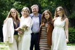 Den Haag 7 juni 2024
Fotouurte met de koninklijke familie op Huis ten Bosch .
Aanwezig Koning Willem Alexander Koningin Maxima Prinses Amalia Prinses Alexia Prinses Ariane en hun hondje Rambo.