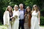Den Haag 7 juni 2024
Fotouurte met de koninklijke familie op Huis ten Bosch .
Aanwezig Koning Willem Alexander Koningin Maxima Prinses Amalia Prinses Alexia Prinses Ariane en hun hondje Rambo.