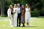 Den Haag 7 juni 2024
Fotouurte met de koninklijke familie op Huis ten Bosch .
Aanwezig Koning Willem Alexander Koningin Maxima Prinses Amalia Prinses Alexia Prinses Ariane en hun hondje Rambo.