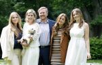 Den Haag 7 juni 2024
Fotouurte met de koninklijke familie op Huis ten Bosch .
Aanwezig Koning Willem Alexander Koningin Maxima Prinses Amalia Prinses Alexia Prinses Ariane en hun hondje Rambo.