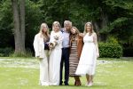 Den Haag 7 juni 2024
Fotouurte met de koninklijke familie op Huis ten Bosch .
Aanwezig Koning Willem Alexander Koningin Maxima Prinses Amalia Prinses Alexia Prinses Ariane en hun hondje Rambo.