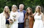 Den Haag 7 juni 2024
Fotouurte met de koninklijke familie op Huis ten Bosch .
Aanwezig Koning Willem Alexander Koningin Maxima Prinses Amalia Prinses Alexia Prinses Ariane en hun hondje Rambo.