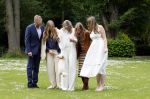 Den Haag 7 juni 2024
Fotouurte met de koninklijke familie op Huis ten Bosch .
Aanwezig Koning Willem Alexander Koningin Maxima Prinses Amalia Prinses Alexia Prinses Ariane en hun hondje Rambo.