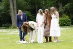Den Haag 7 juni 2024
Fotouurte met de koninklijke familie op Huis ten Bosch .
Aanwezig Koning Willem Alexander Koningin Maxima Prinses Amalia Prinses Alexia Prinses Ariane en hun hondje Rambo.