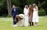 Den Haag 7 juni 2024
Fotouurte met de koninklijke familie op Huis ten Bosch .
Aanwezig Koning Willem Alexander Koningin Maxima Prinses Amalia Prinses Alexia Prinses Ariane en hun hondje Rambo.