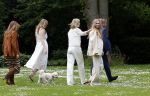 Den Haag 7 juni 2024
Fotouurte met de koninklijke familie op Huis ten Bosch .
Aanwezig Koning Willem Alexander Koningin Maxima Prinses Amalia Prinses Alexia Prinses Ariane en hun hondje Rambo.