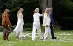 Den Haag 7 juni 2024
Fotouurte met de koninklijke familie op Huis ten Bosch .
Aanwezig Koning Willem Alexander Koningin Maxima Prinses Amalia Prinses Alexia Prinses Ariane en hun hondje Rambo.