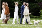 Den Haag 7 juni 2024
Fotouurte met de koninklijke familie op Huis ten Bosch .
Aanwezig Koning Willem Alexander Koningin Maxima Prinses Amalia Prinses Alexia Prinses Ariane en hun hondje Rambo.
