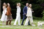 Den Haag 7 juni 2024
Fotouurte met de koninklijke familie op Huis ten Bosch .
Aanwezig Koning Willem Alexander Koningin Maxima Prinses Amalia Prinses Alexia Prinses Ariane en hun hondje Rambo.