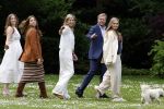 Den Haag 7 juni 2024
Fotouurte met de koninklijke familie op Huis ten Bosch .
Aanwezig Koning Willem Alexander Koningin Maxima Prinses Amalia Prinses Alexia Prinses Ariane en hun hondje Rambo.