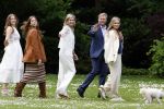 Den Haag 7 juni 2024
Fotouurte met de koninklijke familie op Huis ten Bosch .
Aanwezig Koning Willem Alexander Koningin Maxima Prinses Amalia Prinses Alexia Prinses Ariane en hun hondje Rambo.