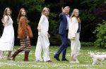 Den Haag 7 juni 2024
Fotouurte met de koninklijke familie op Huis ten Bosch .
Aanwezig Koning Willem Alexander Koningin Maxima Prinses Amalia Prinses Alexia Prinses Ariane en hun hondje Rambo.