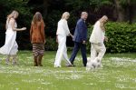 Den Haag 7 juni 2024
Fotouurte met de koninklijke familie op Huis ten Bosch .
Aanwezig Koning Willem Alexander Koningin Maxima Prinses Amalia Prinses Alexia Prinses Ariane en hun hondje Rambo.