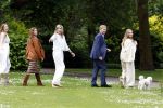 Den Haag 7 juni 2024
Fotouurte met de koninklijke familie op Huis ten Bosch .
Aanwezig Koning Willem Alexander Koningin Maxima Prinses Amalia Prinses Alexia Prinses Ariane en hun hondje Rambo.