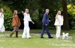 Den Haag 7 juni 2024
Fotouurte met de koninklijke familie op Huis ten Bosch .
Aanwezig Koning Willem Alexander Koningin Maxima Prinses Amalia Prinses Alexia Prinses Ariane en hun hondje Rambo.