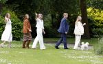 Den Haag 7 juni 2024
Fotouurte met de koninklijke familie op Huis ten Bosch .
Aanwezig Koning Willem Alexander Koningin Maxima Prinses Amalia Prinses Alexia Prinses Ariane en hun hondje Rambo.