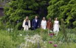 Den Haag 7 juni 2024
Fotouurte met de koninklijke familie op Huis ten Bosch .
Aanwezig Koning Willem Alexander Koningin Maxima Prinses Amalia Prinses Alexia Prinses Ariane en hun hondje Rambo.