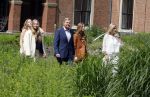 Den Haag 7 juni 2024
Fotouurte met de koninklijke familie op Huis ten Bosch .
Aanwezig Koning Willem Alexander Koningin Maxima Prinses Amalia Prinses Alexia Prinses Ariane en hun hondje Rambo.