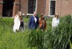 Den Haag 7 juni 2024
Fotouurte met de koninklijke familie op Huis ten Bosch .
Aanwezig Koning Willem Alexander Koningin Maxima Prinses Amalia Prinses Alexia Prinses Ariane en hun hondje Rambo.