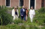 Den Haag 7 juni 2024
Fotouurte met de koninklijke familie op Huis ten Bosch .
Aanwezig Koning Willem Alexander Koningin Maxima Prinses Amalia Prinses Alexia Prinses Ariane en hun hondje Rambo.