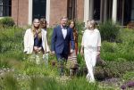 Den Haag 7 juni 2024
Fotouurte met de koninklijke familie op Huis ten Bosch .
Aanwezig Koning Willem Alexander Koningin Maxima Prinses Amalia Prinses Alexia Prinses Ariane en hun hondje Rambo.