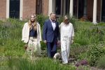 Den Haag 7 juni 2024
Fotouurte met de koninklijke familie op Huis ten Bosch .
Aanwezig Koning Willem Alexander Koningin Maxima Prinses Amalia Prinses Alexia Prinses Ariane en hun hondje Rambo.